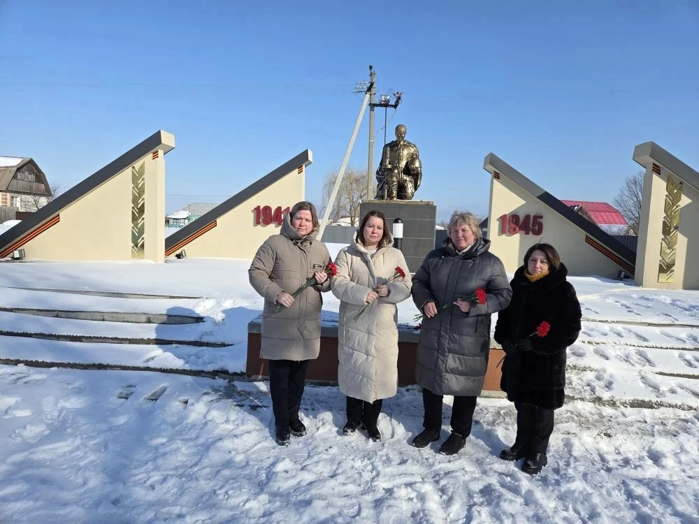 Возложение цветов — традиция, которая помогает выразить почтение к ушедшим и увековечить память о зн