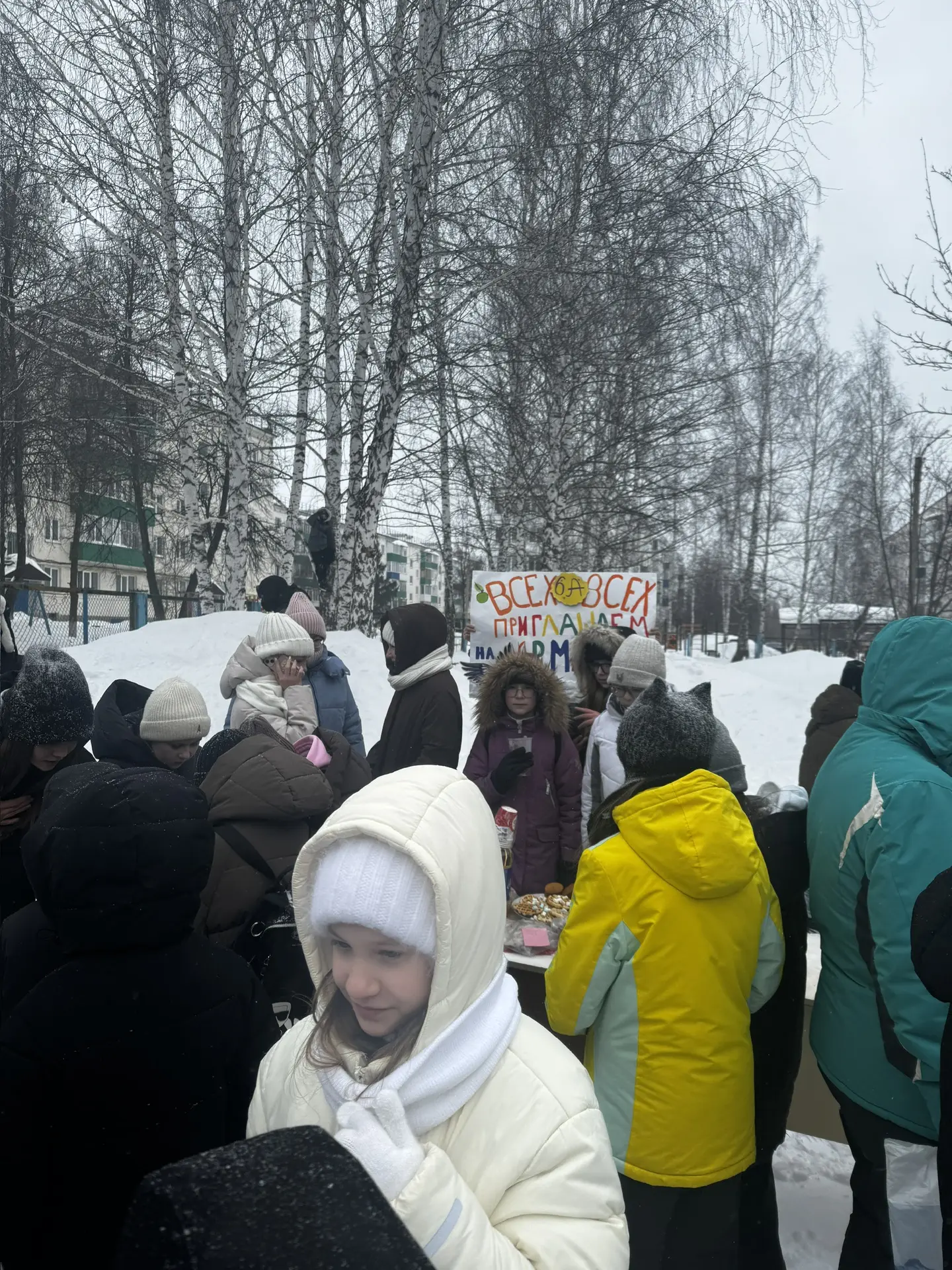 Вчера в нашей школе прошла масленичная ярмарка! 🥞  Ребята и родители приготовили много вкусных блино