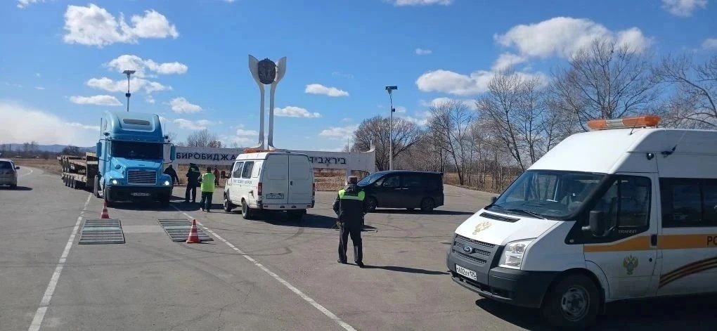 В Еврейской автономной области продолжается весогабаритный контроль грузового транспорта  Инспектора