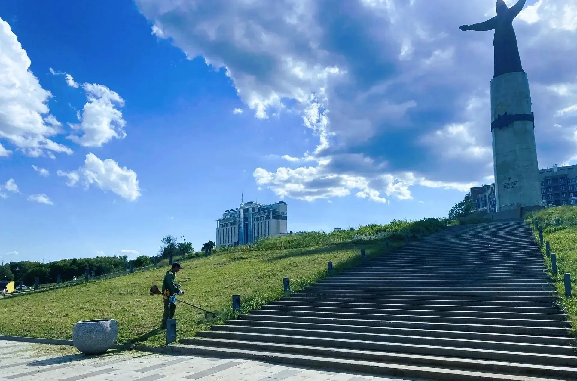 🌿 В Чебоксарах продолжается покос травы 

Сегодня, 15 июня, специалисты "Зеленстроя" работают в трё
