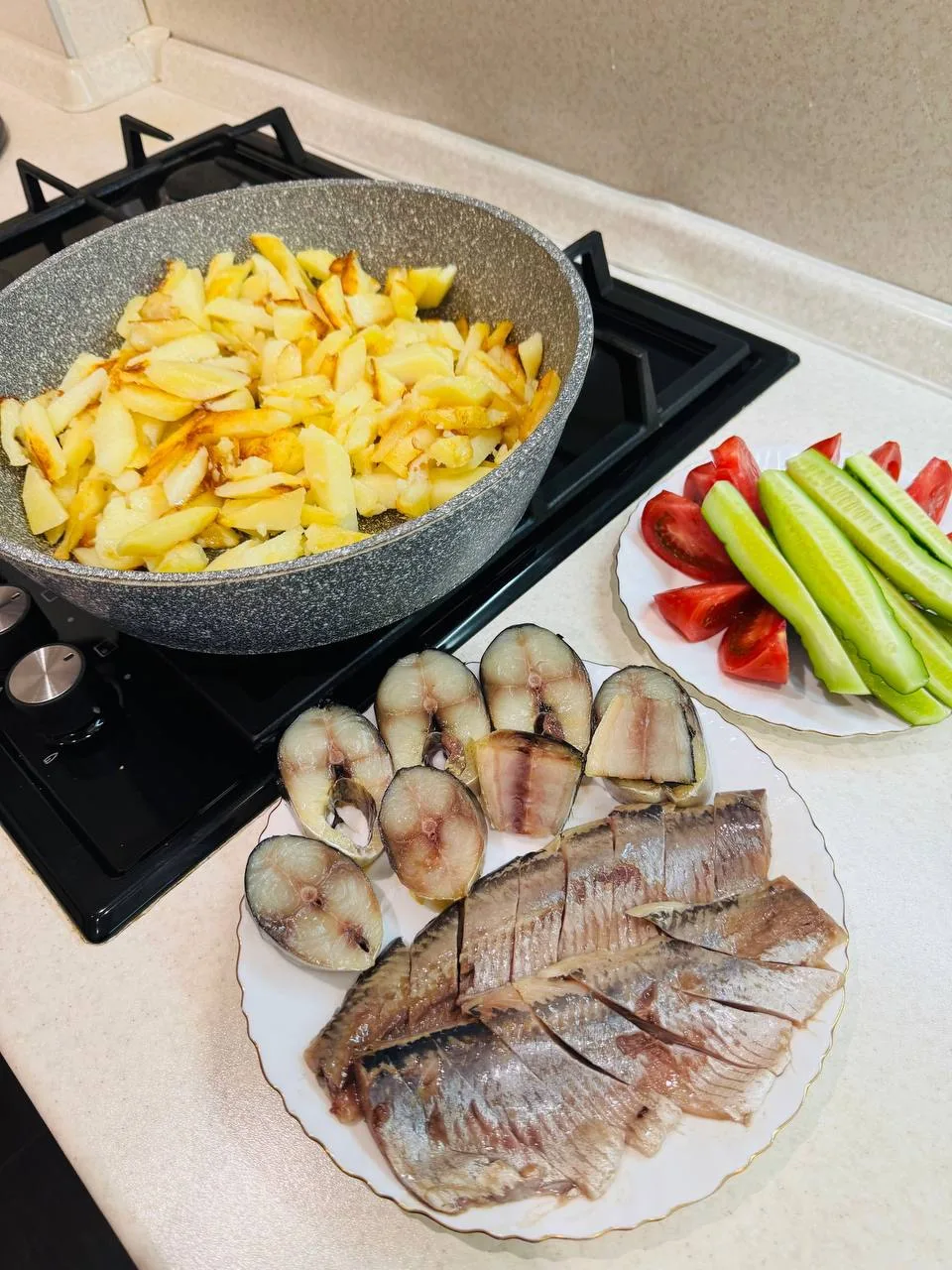 Весь день хотела картошки с рыбкой! Сделала. Картошка вкусная, рыба не очень 🙃 Летом е...