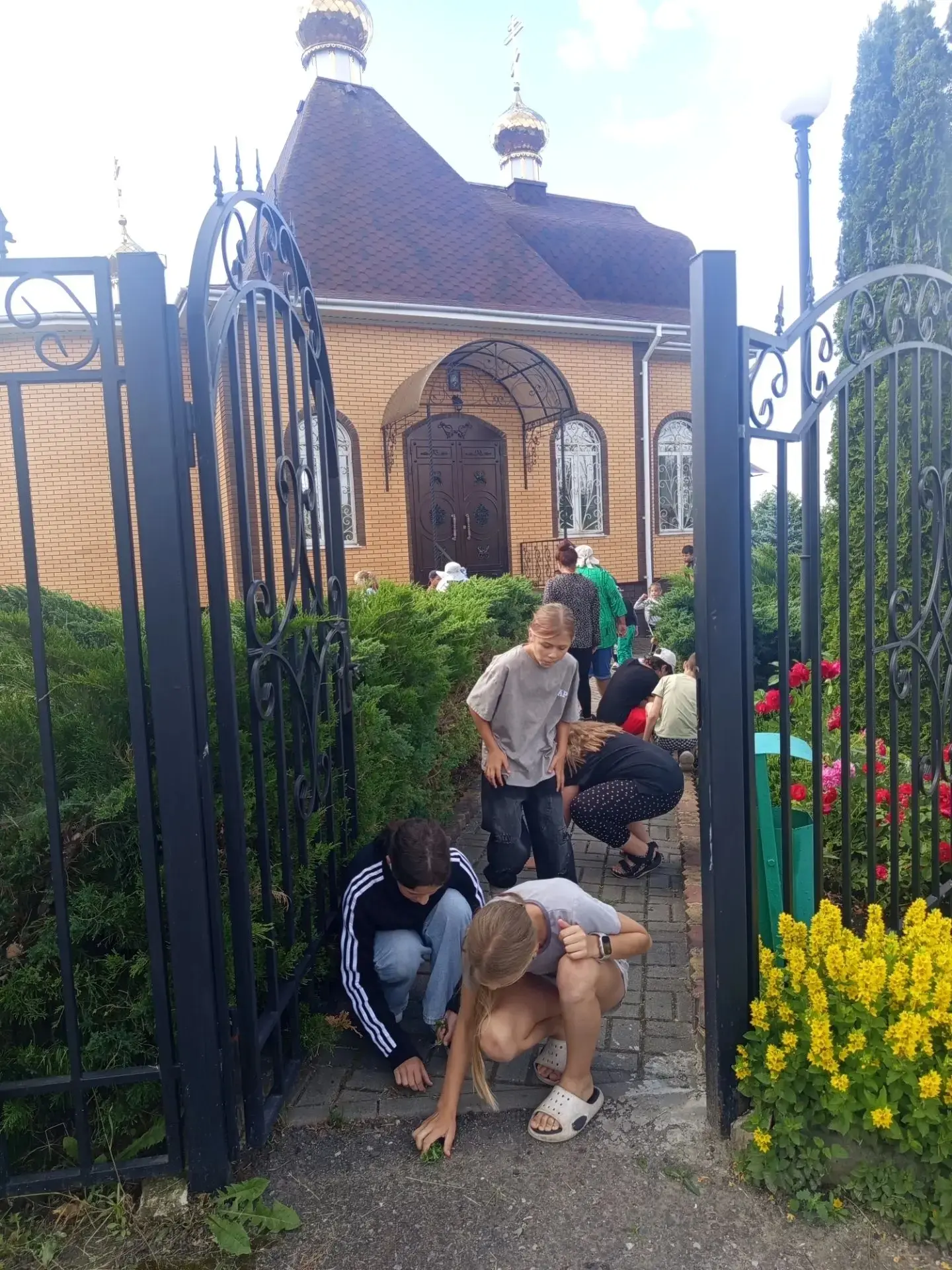 Ребята оказали содействие в уборке территории Храма Вознесения Господня! Совместными ус...