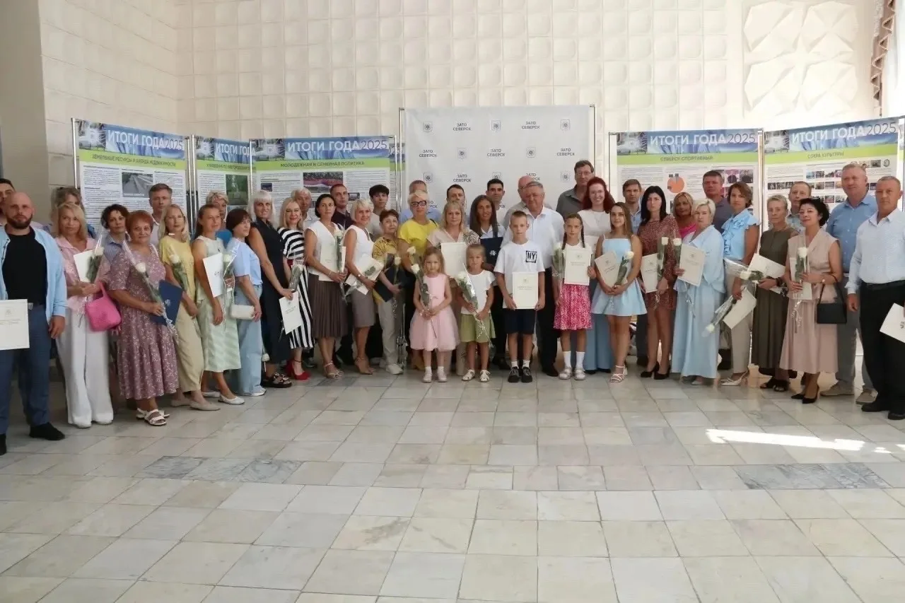 Преподавателям спортивных школ и ветеранам спорта вручили награды

Накануне Дня физкультурника мэр С