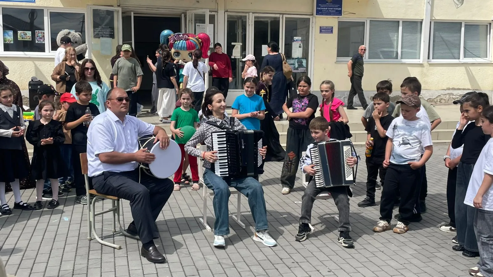 1 июня в с.Яникой совместными усилиями «РКДЦ» с.п Яникой, «РКДЦ» с.п Каменка и МКУ ДО «...