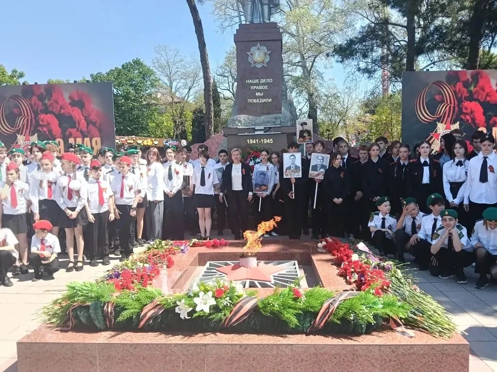 В день великой Победы, 9 мая 2026 года, учащиеся, родители и педагоги МБОУ СОШ №4 имени А.В. Суворов