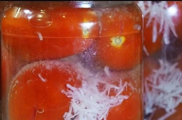 🌶Раз уж мы заговорили о консервации, в честь пятницы делимся новомодным рецептом «Поми...