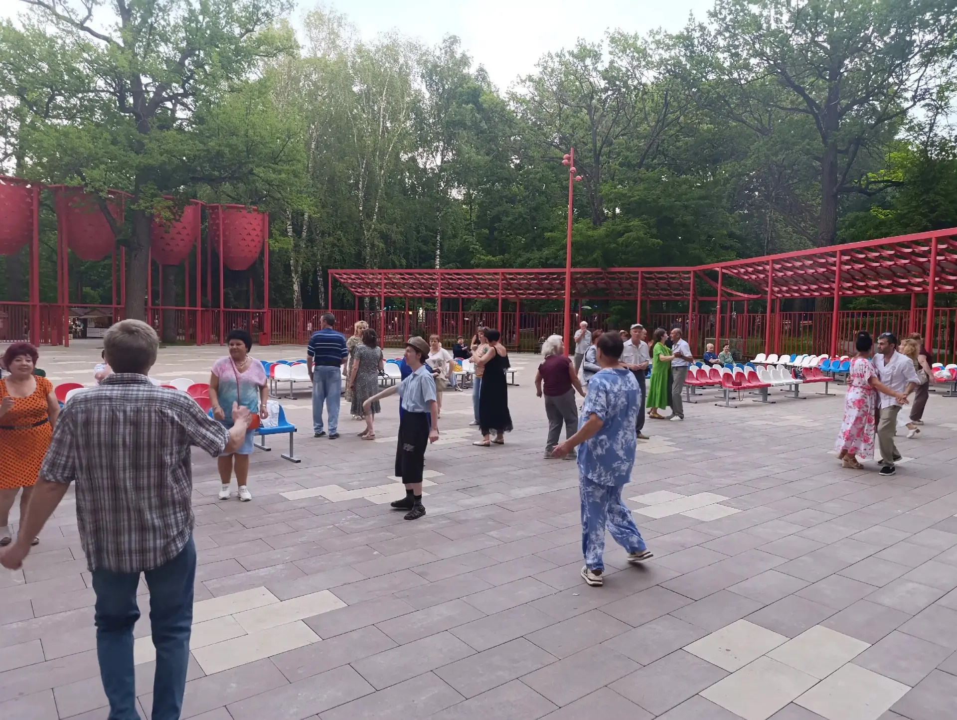 13 июня мы снова собирались в самом атмосферном месте города — на танцплощадке Парка Белинского — чт