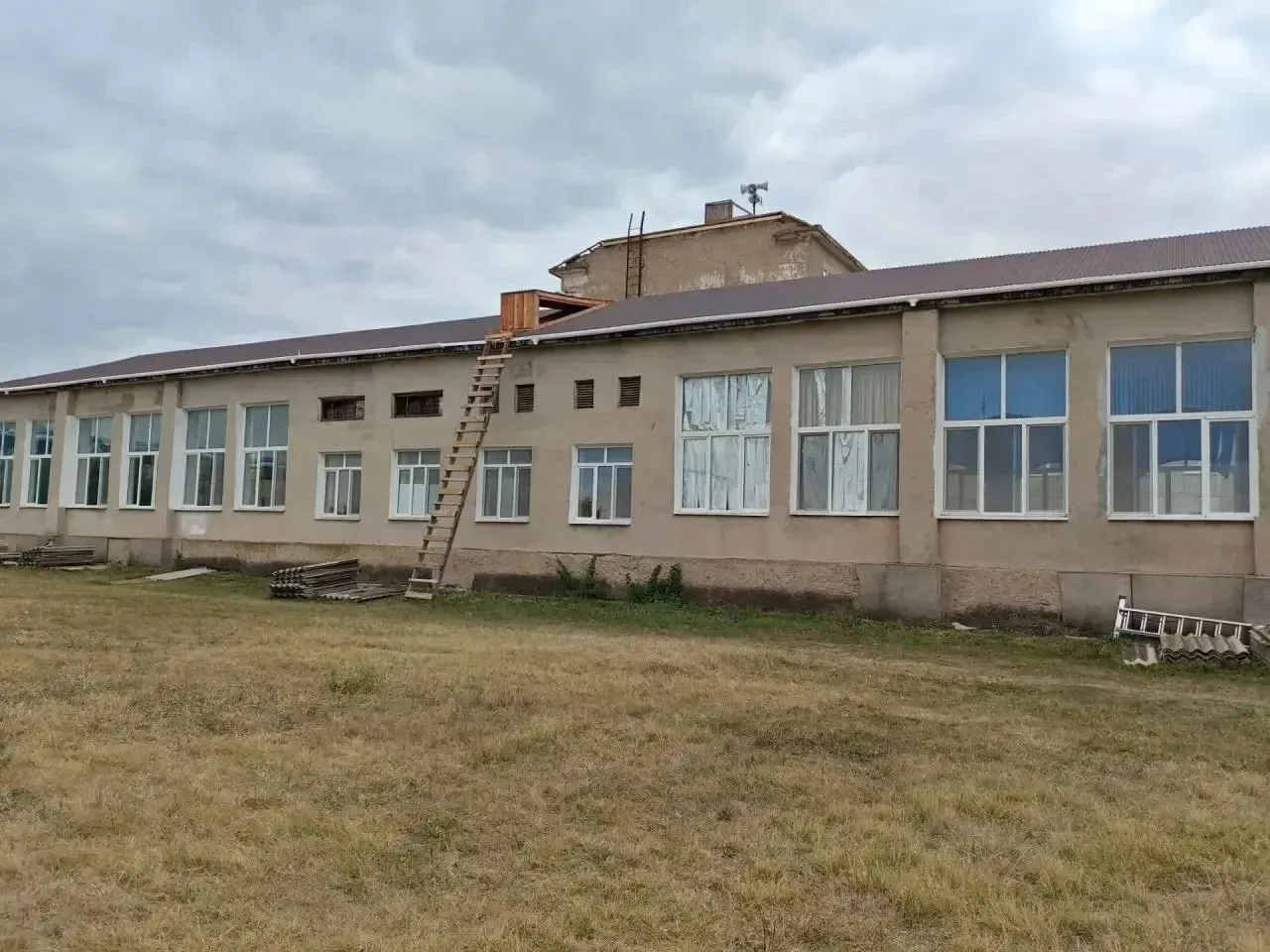 В Заречненской школе-детском саду продолжается капитальный ремонт кровли. На текущий мо...