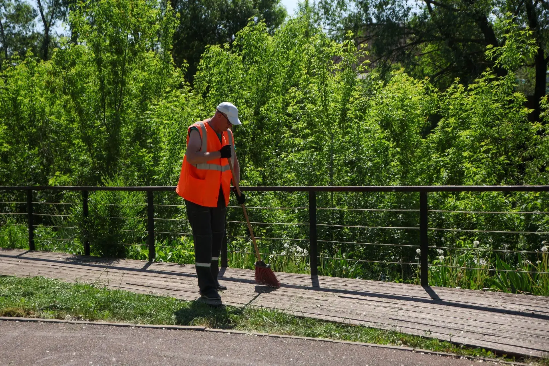 В центре внимания - общественные территории. Совсем недавно они благоустраивались, а уже сегодня ста