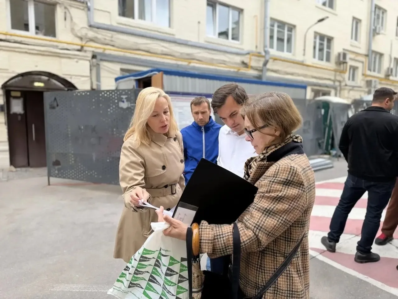 🏘 В Тверском районе состоялся плановый обход территории по вопросам капитального ремонта.