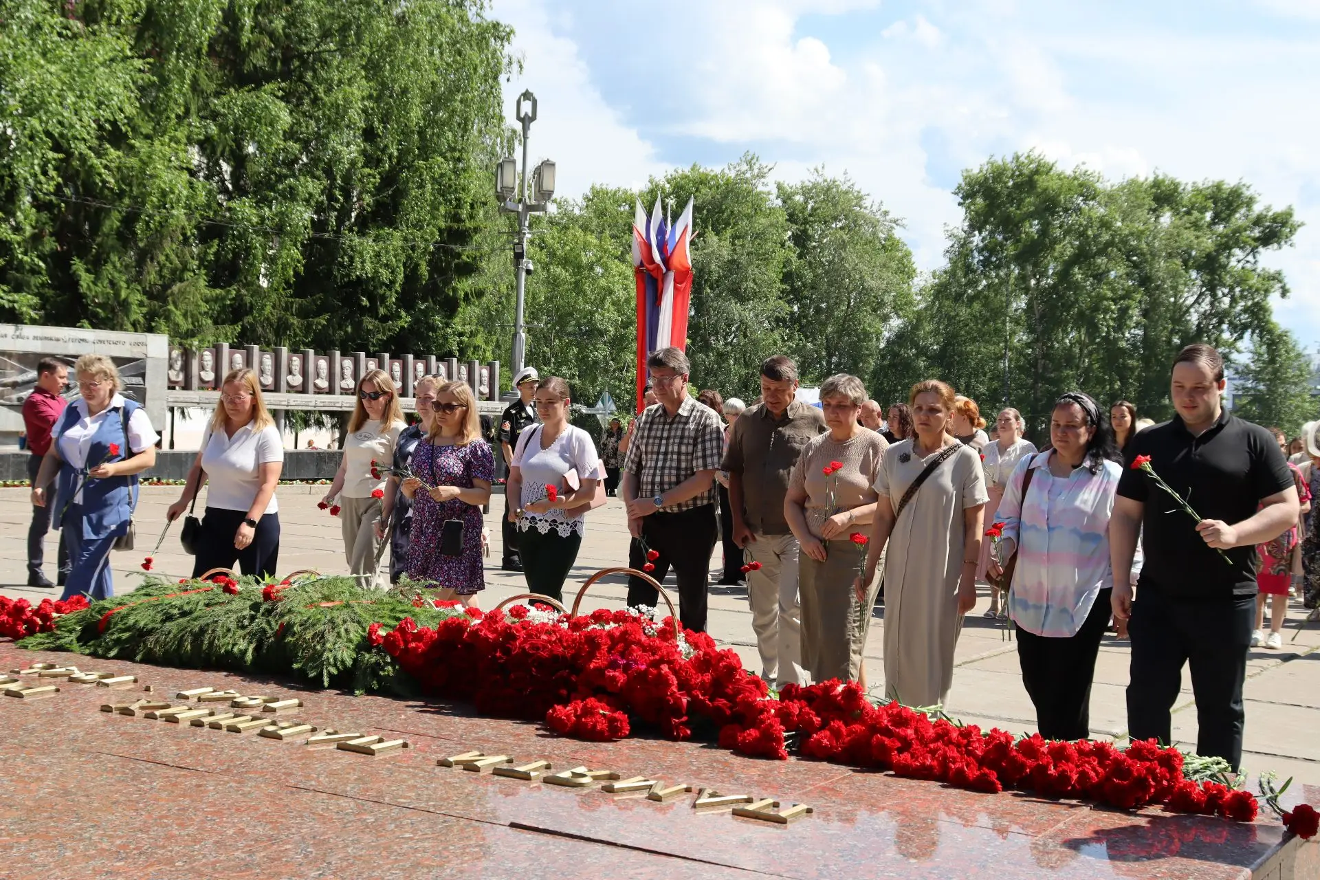 🔥Сегодня, 22 июня, в День памяти и скорби, сотрудники Управления дошкольного образования почтили па