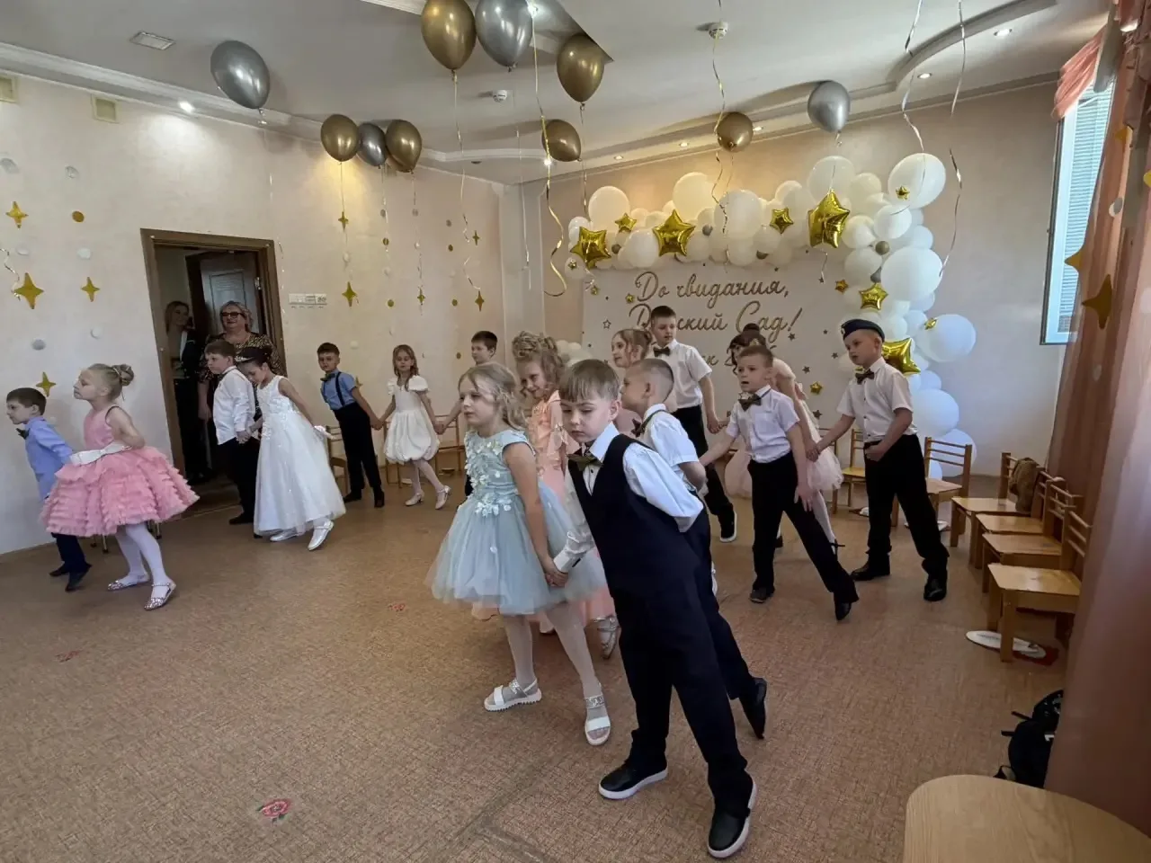 Выпускной в детском саду — важное событие для малышей и родителей. Дети в костюмах, улыбки, песни и 