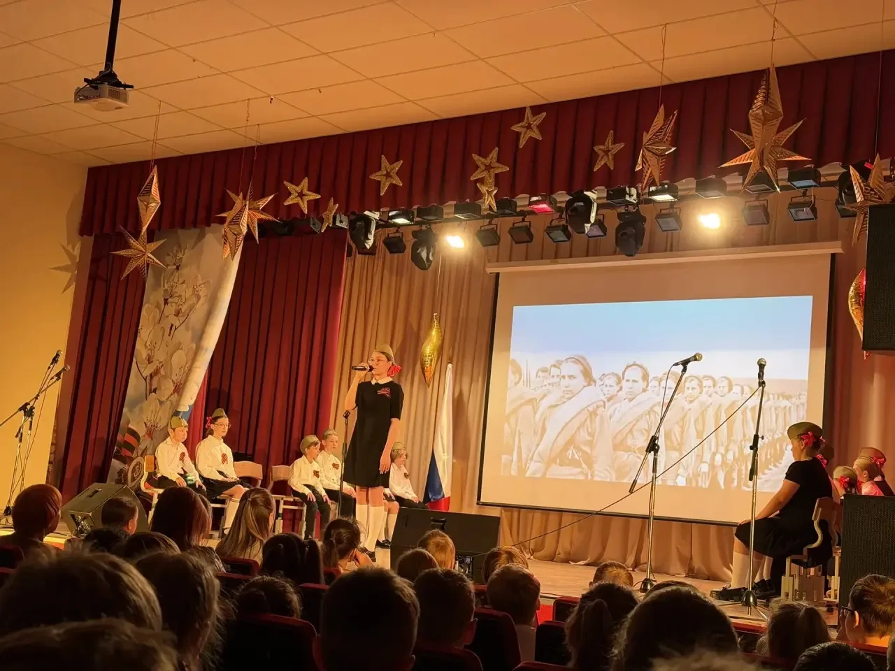 🎭Учащиеся 3, 4, 5 и 6 «В» классов стали зрителями уникального спектакля «О войне», который подготови