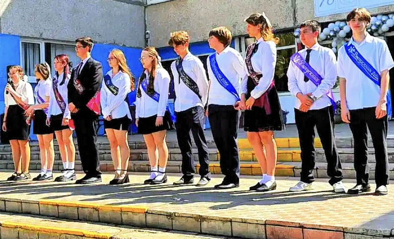 🎓 В добрый путь, выпускники!  Сегодня в нашей любимой школе №76 прозвучал последний звонок, ознамено