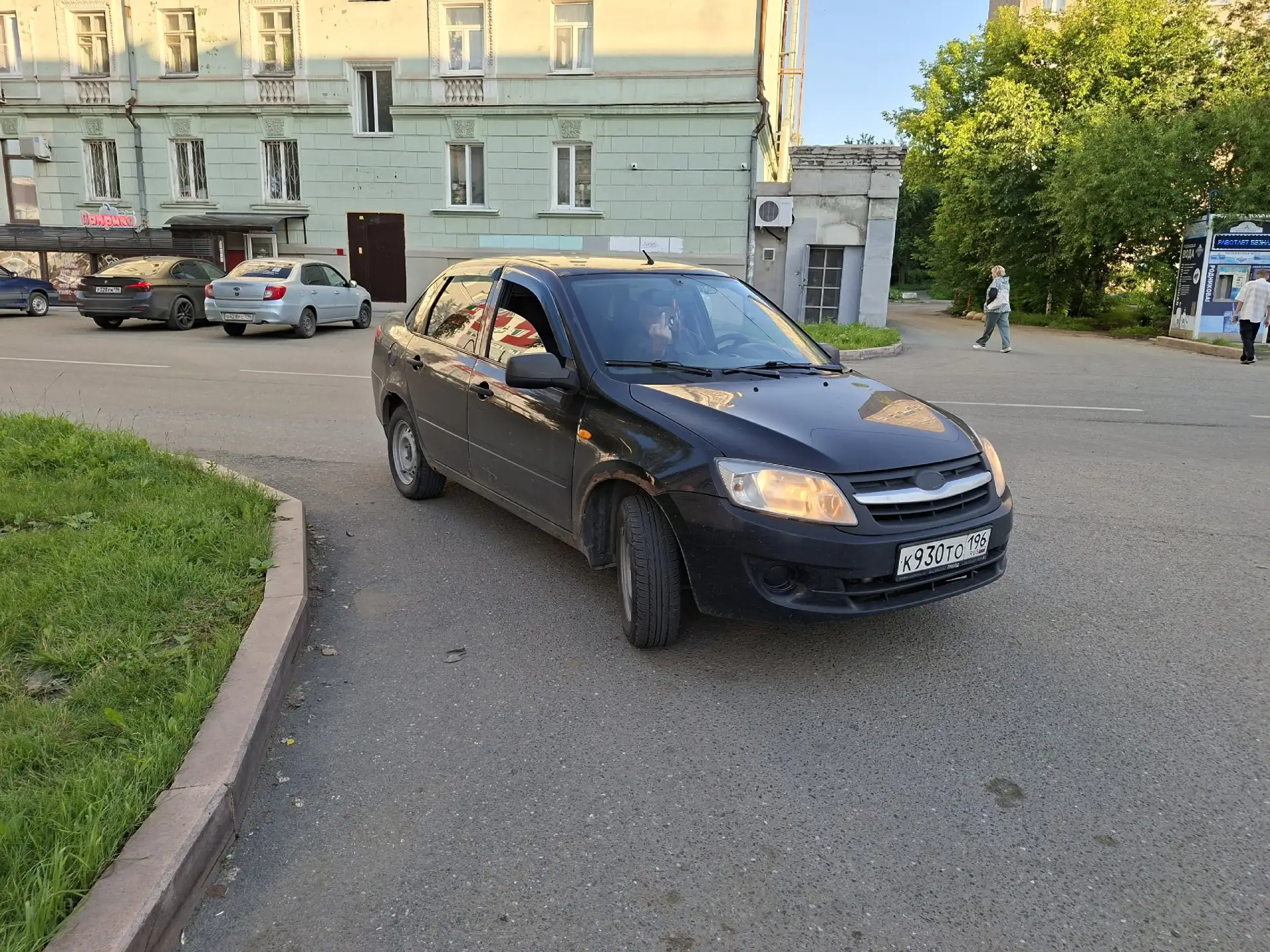 Пдд вообще не слышал что существует этот персонаж ещё и грубит  просто припарковался и ...