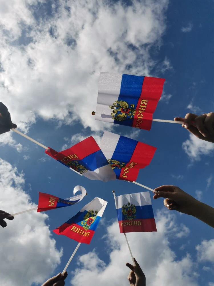 С Днём России!
В преддверии праздника на школьном стадионе прошла игровая программа " Моя Родина  - 