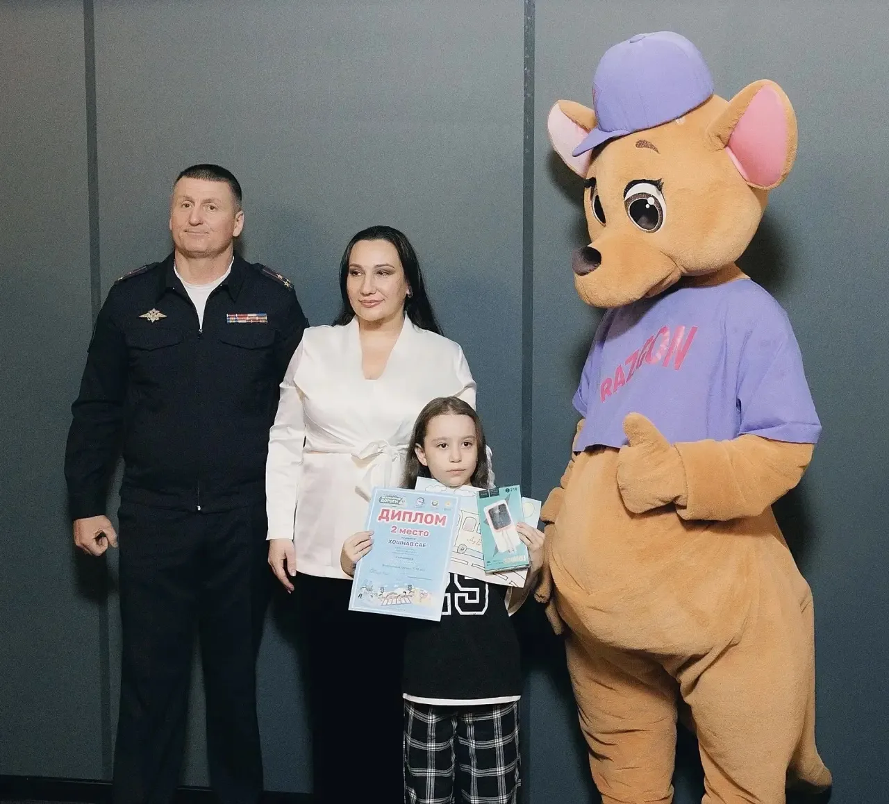 🏆Поздравляем нашу ученицу 1Д класса Хошнав С. с победой на конкурсе «Безопасные дороги для меня и мо