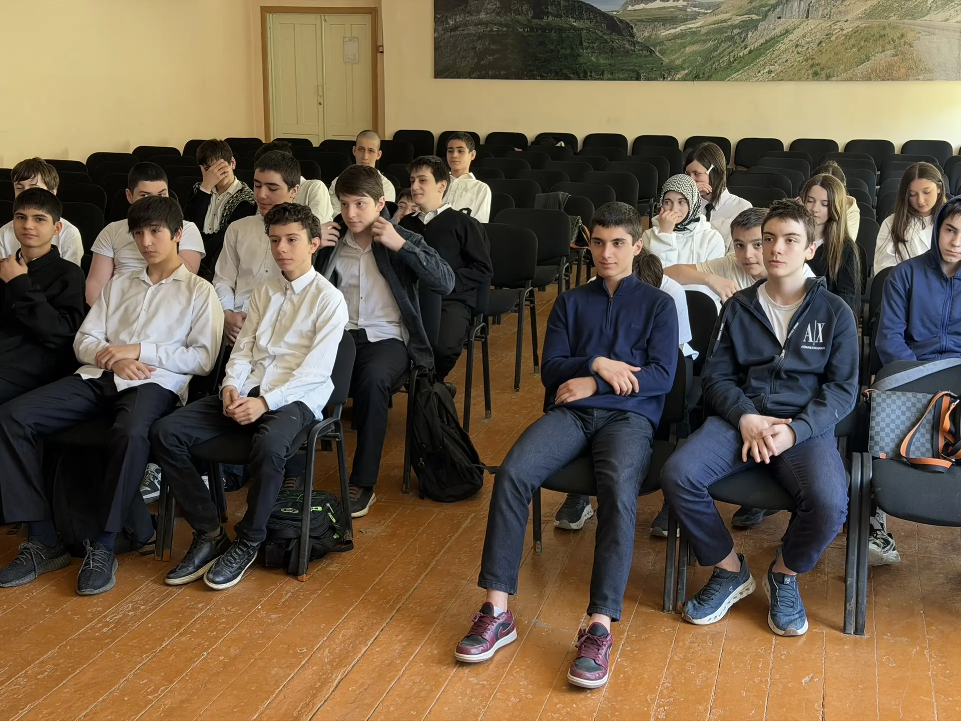 Сегодня в 8 «В» прошёл классный час на тему «Профилактика деструктивного поведения среди несовершенн
