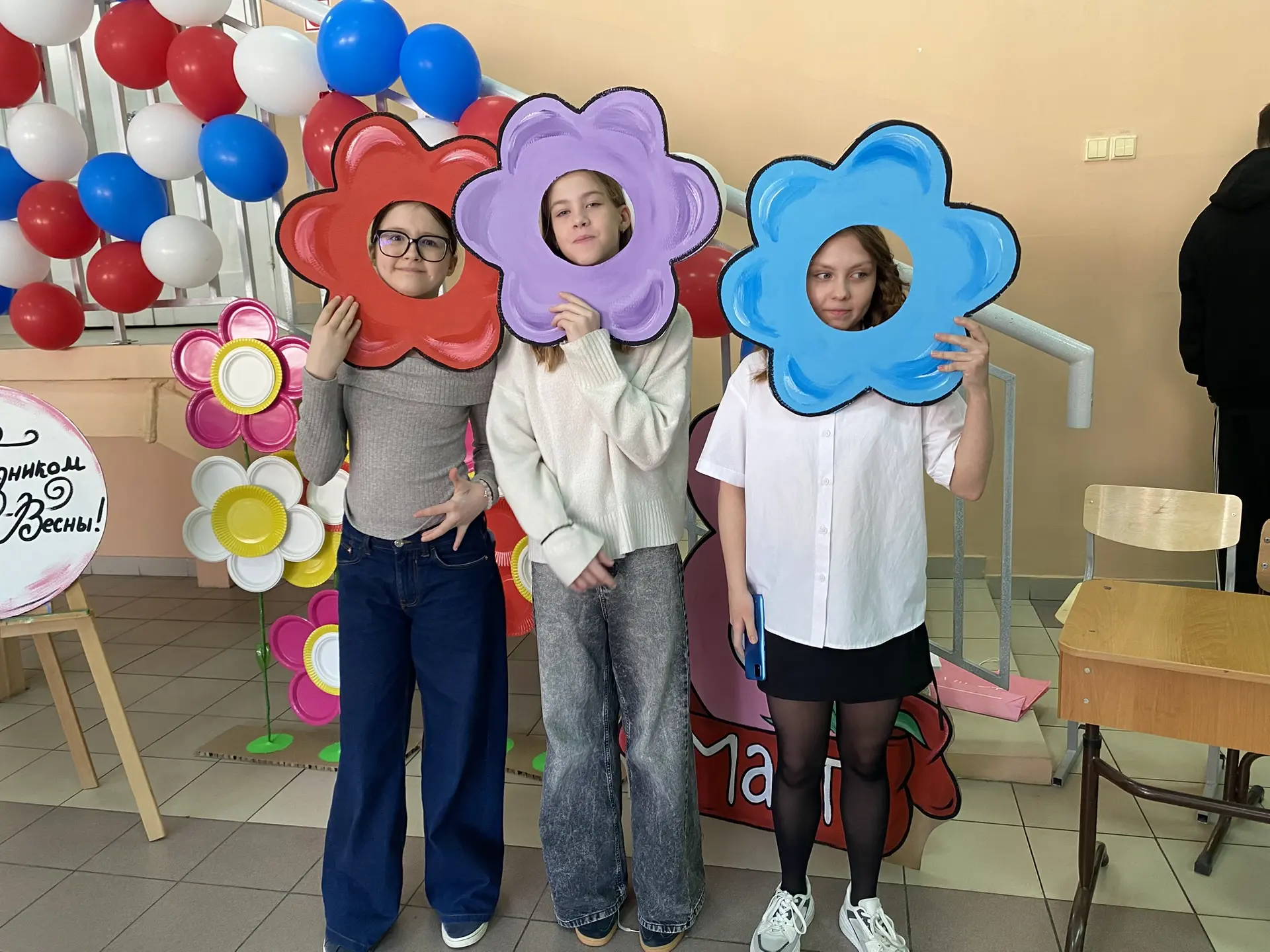 🌸 8 марта в 150 школе!   Вчера наша школа с размахом отметила Международный женский день — с улыбкам