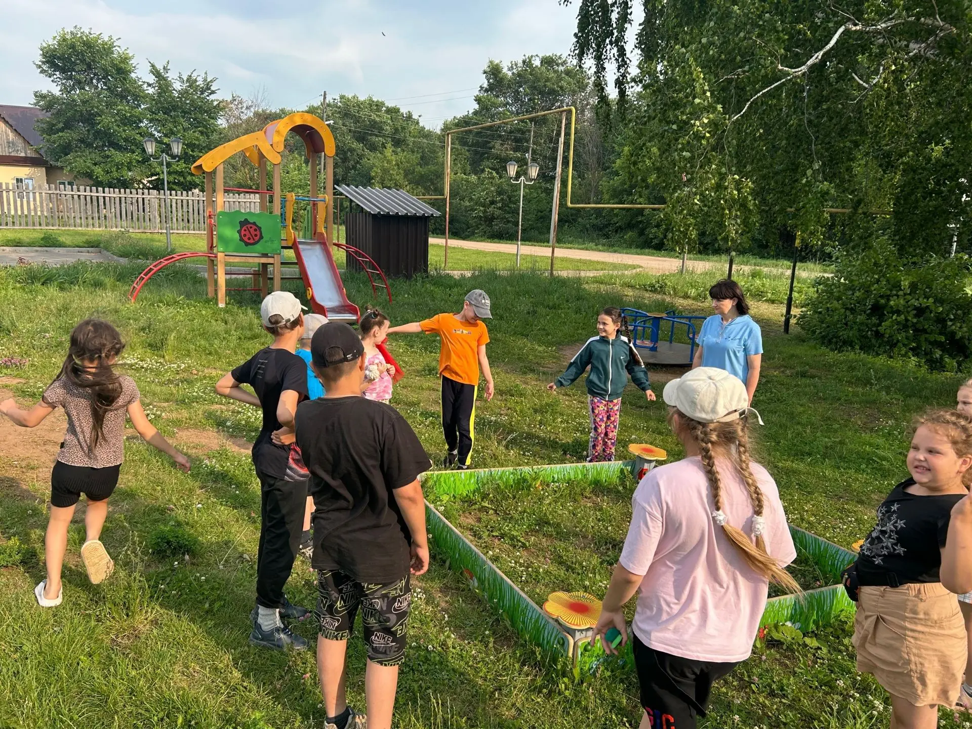 Лето начинается! ⛅

В Граховском районе начали работу летние разновозрастные отряды.

Они открылись 
