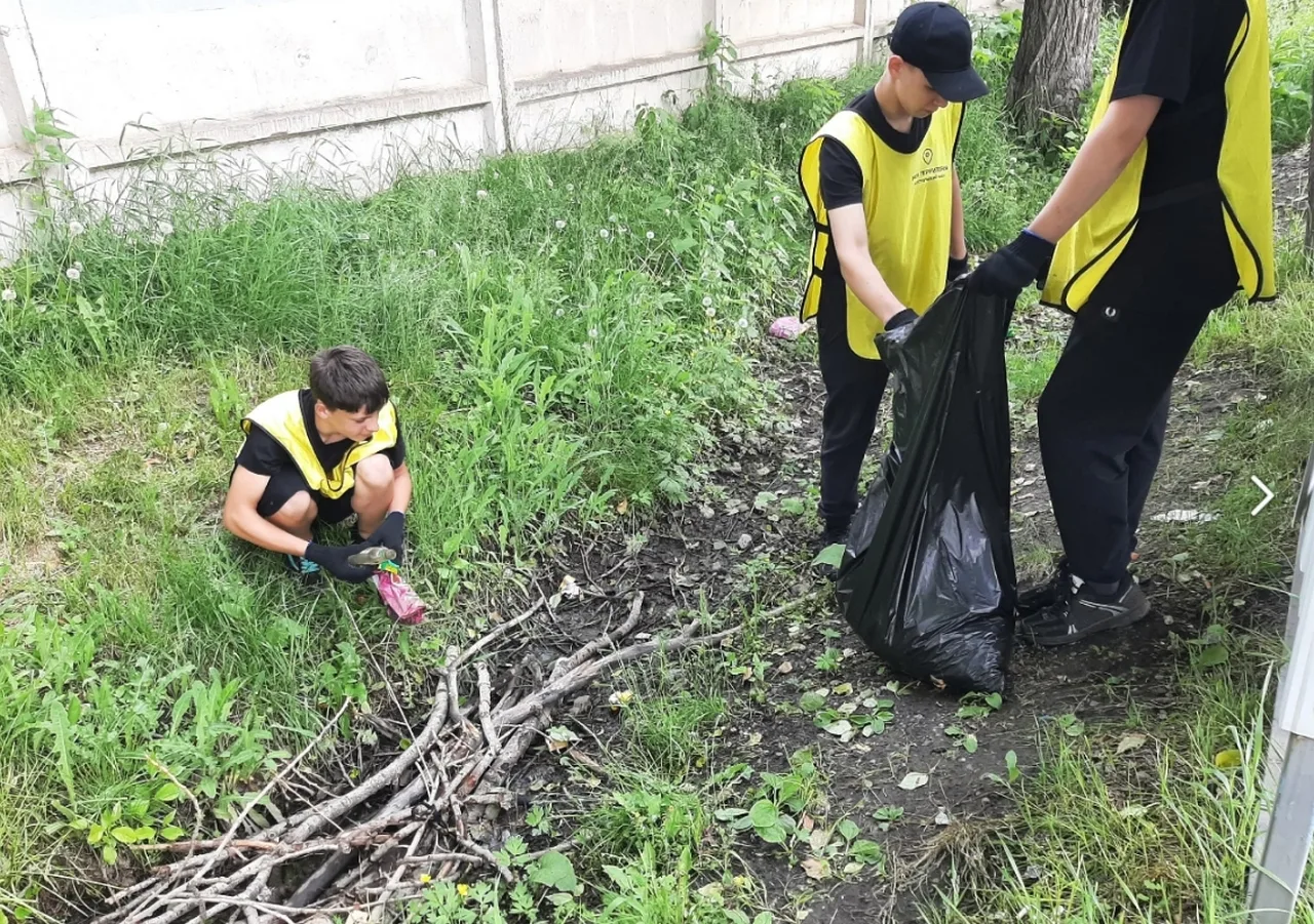 15 июня к выполнению работ приступил трудовой отряд «Торнадо». 

🌸 Участники привели в надлежащее с