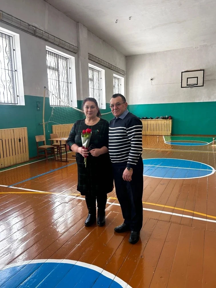 В канун праздника  директор школы Плотников П. В. поздравил  всех с праздником 8 марта.