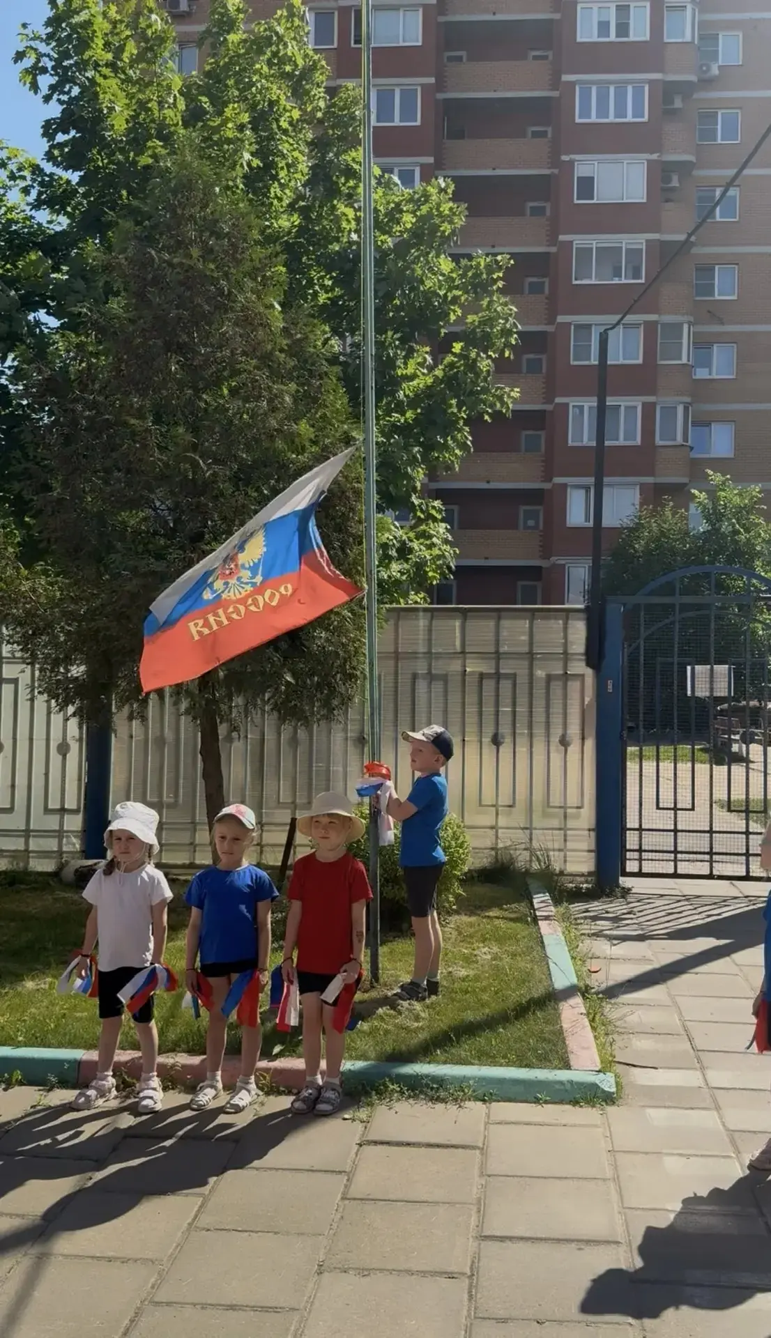 В преддверии Дня России наши дошколята приняли участие в патриотическом флешмобе «Вперед, Россия!» 
