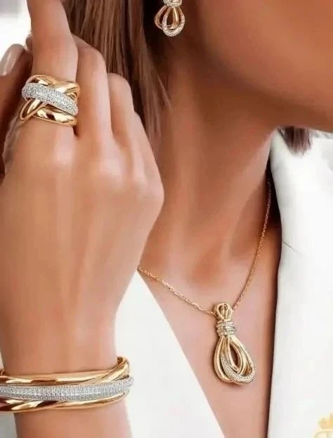 Распродажа в связи с закрытием! 

Ювелирный салон «Gold» приглашает за покупками.

Огромный выбор из