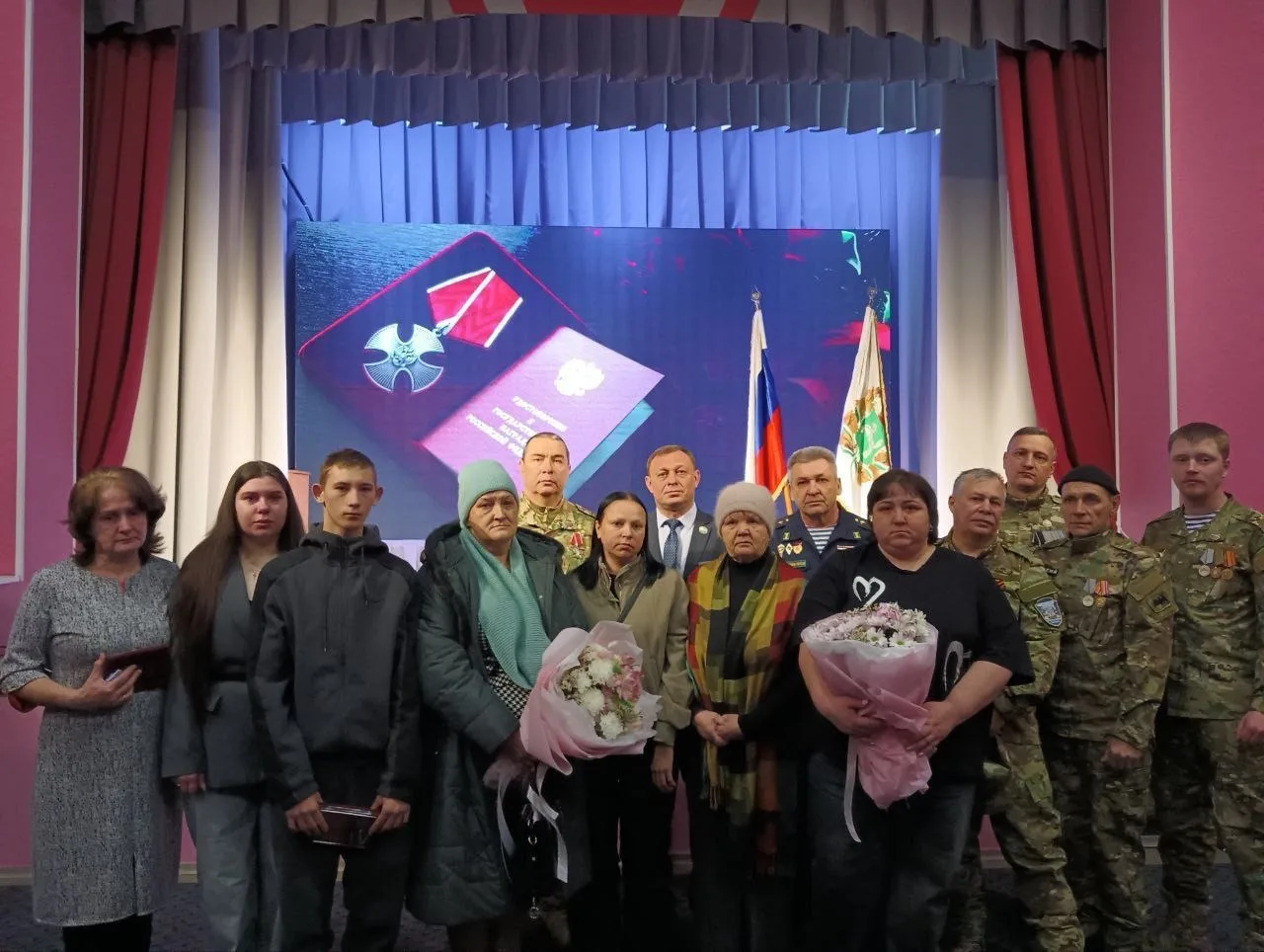🇷🇺 Память Героям: в Зырянском почтили подвиг павших защитников Отечества    В селе Зырянском состоял
