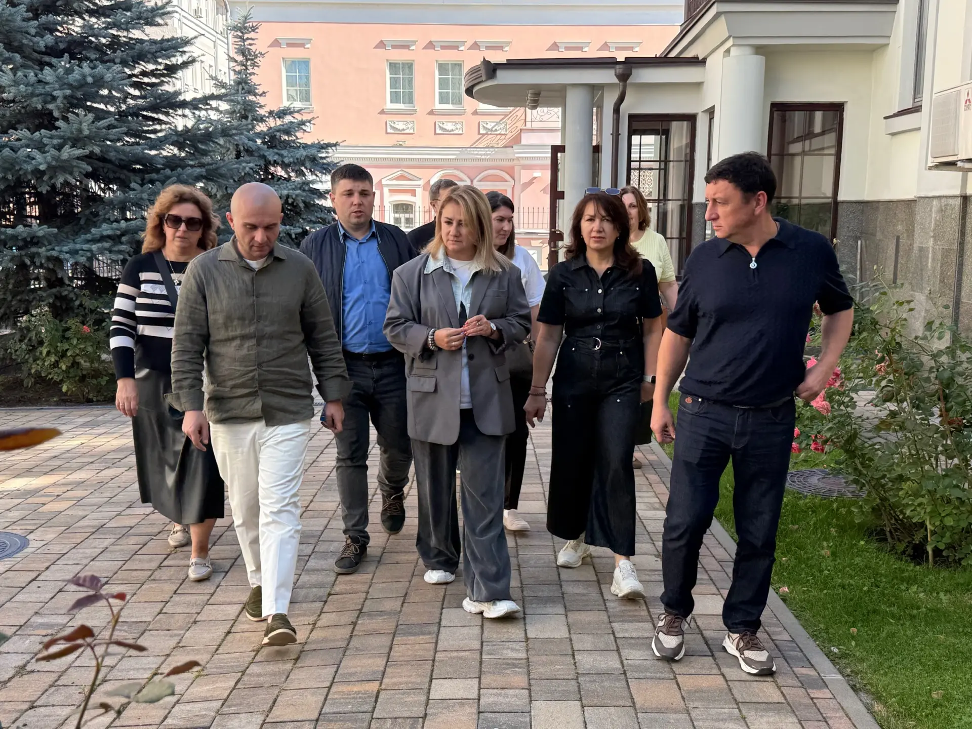 Сегодня глава управы района Якиманка Елена Макарова провела еженедельный обход территор...