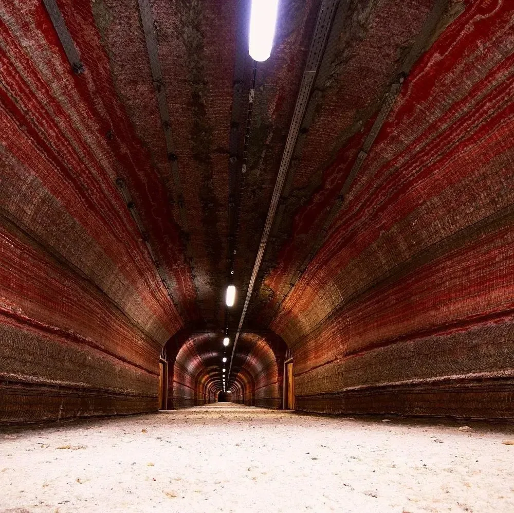 🤯  Единственная в мире больница с палатами в шахте. 

📍 Республиканская больница Спелеолечения, Со