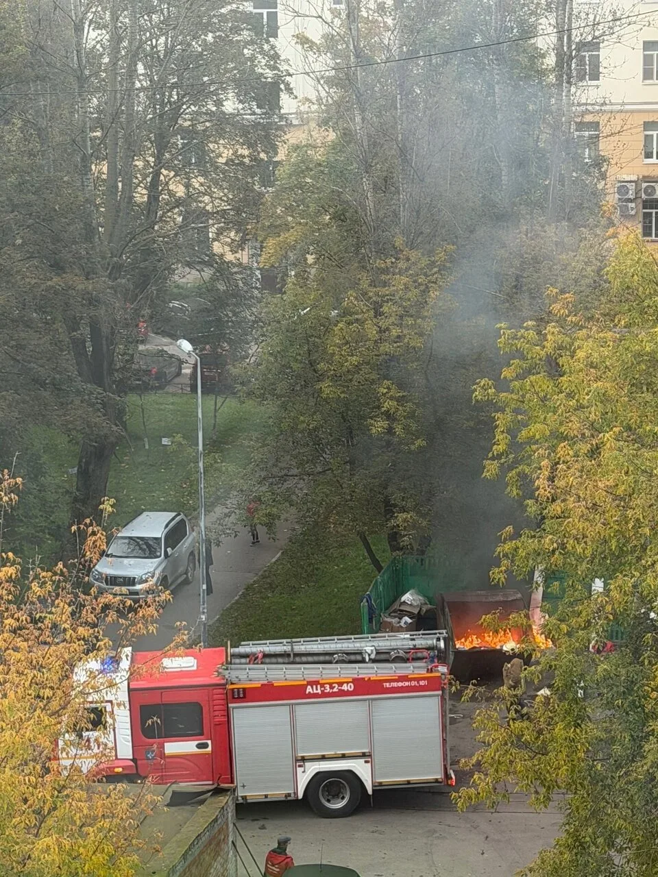 🔥 ЧП в Автово: во дворе вспыхнул мусорный контейнер