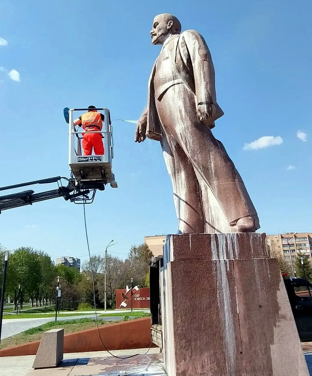 ✅ В Железногорске привели в порядок памятник Ленину. ﻿ Работники Городской коммунальной службы отмыл
