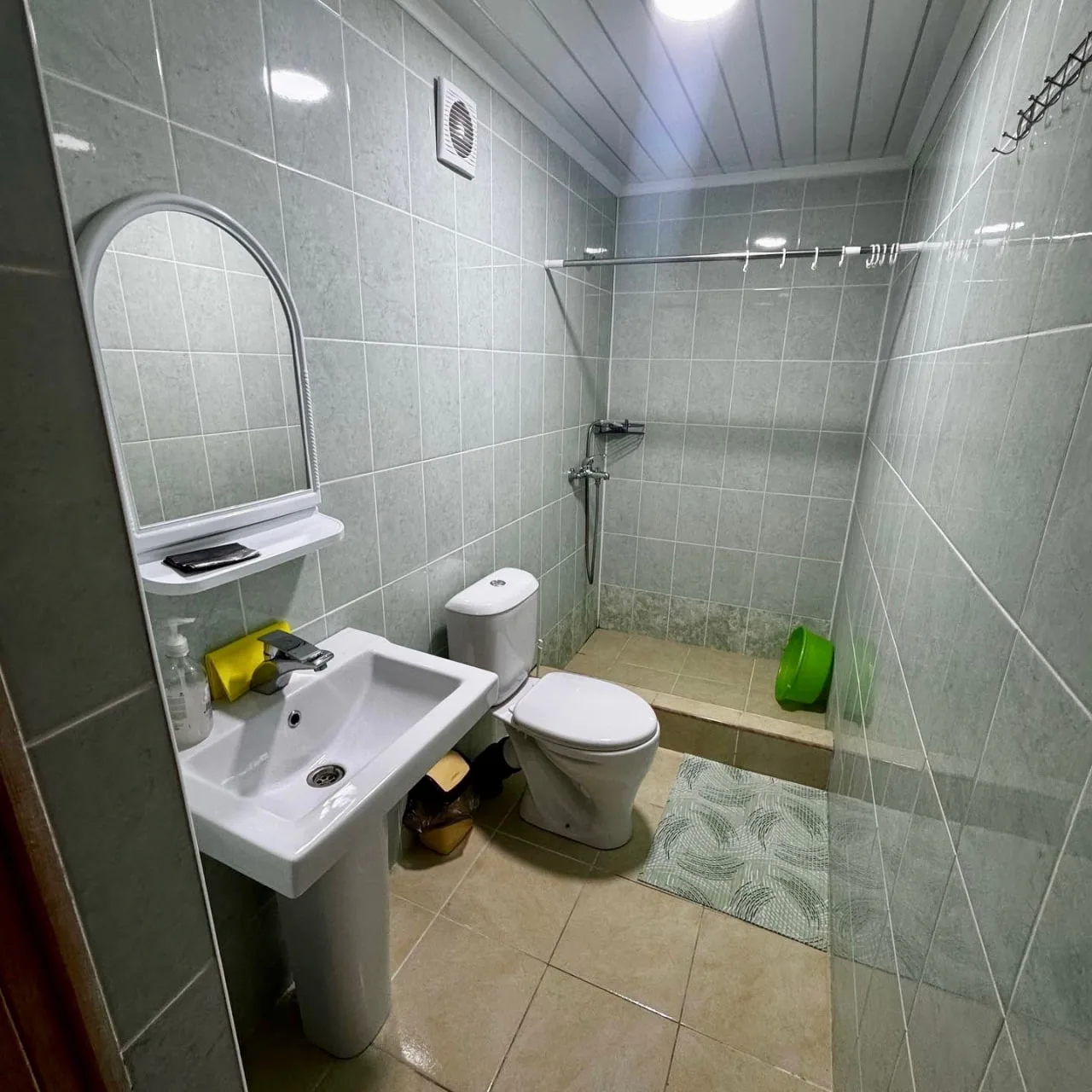 #АБХАЗИЯ #АЛАХАДЗЫ  Четырёхместный номер стандарт. В номере: двуспальная и односпальная кровати, кре