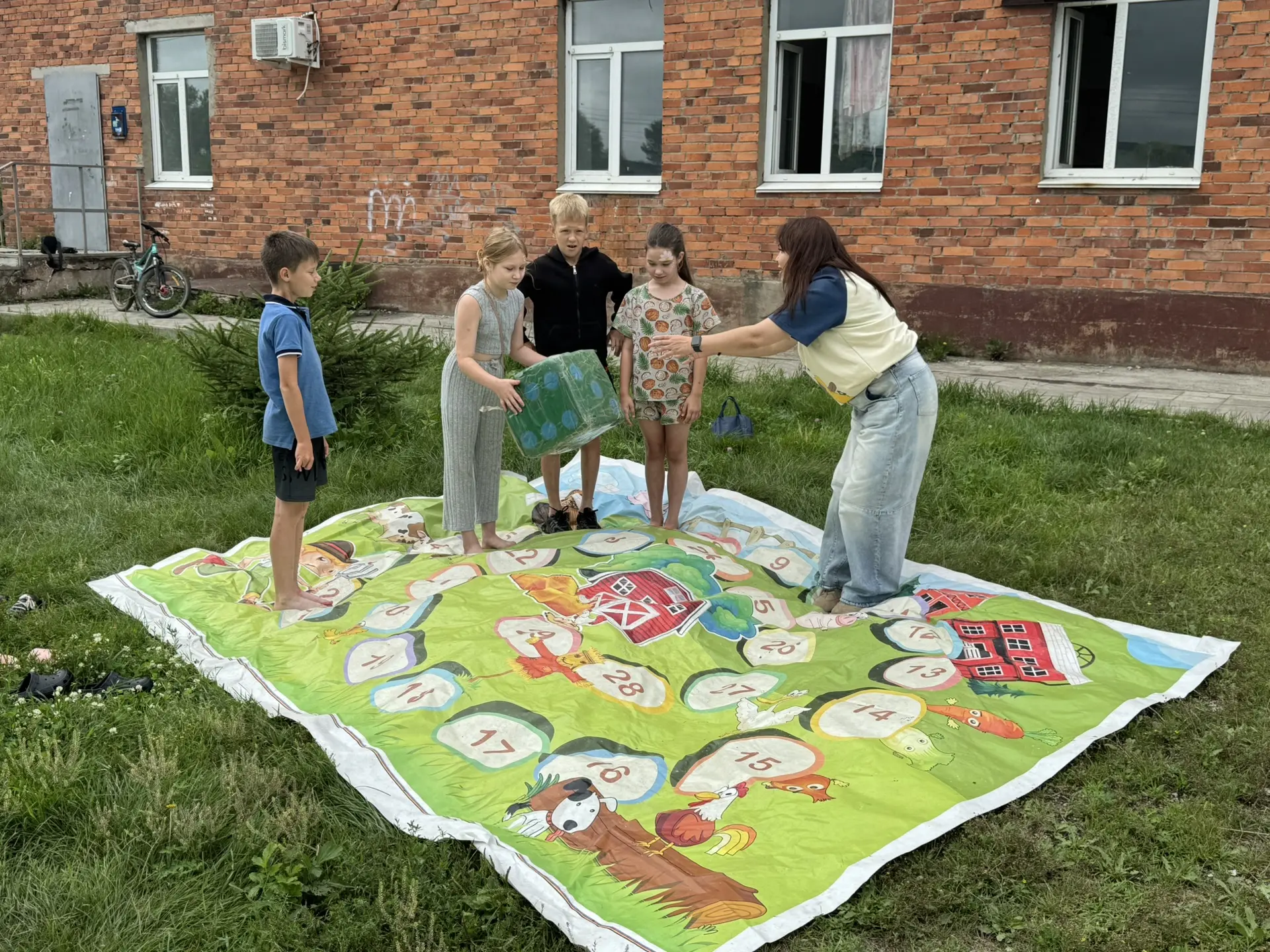 Летние каникулы в самом разгаре, а значит, мы вновь спешим в отдаленные уголки нашего города.
Игрова