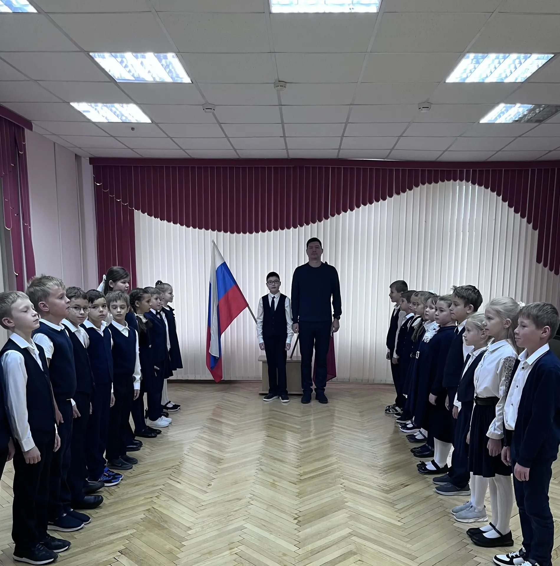 🇷🇺 Традиционная церемония поднятия флага: старт новой учебной недели!