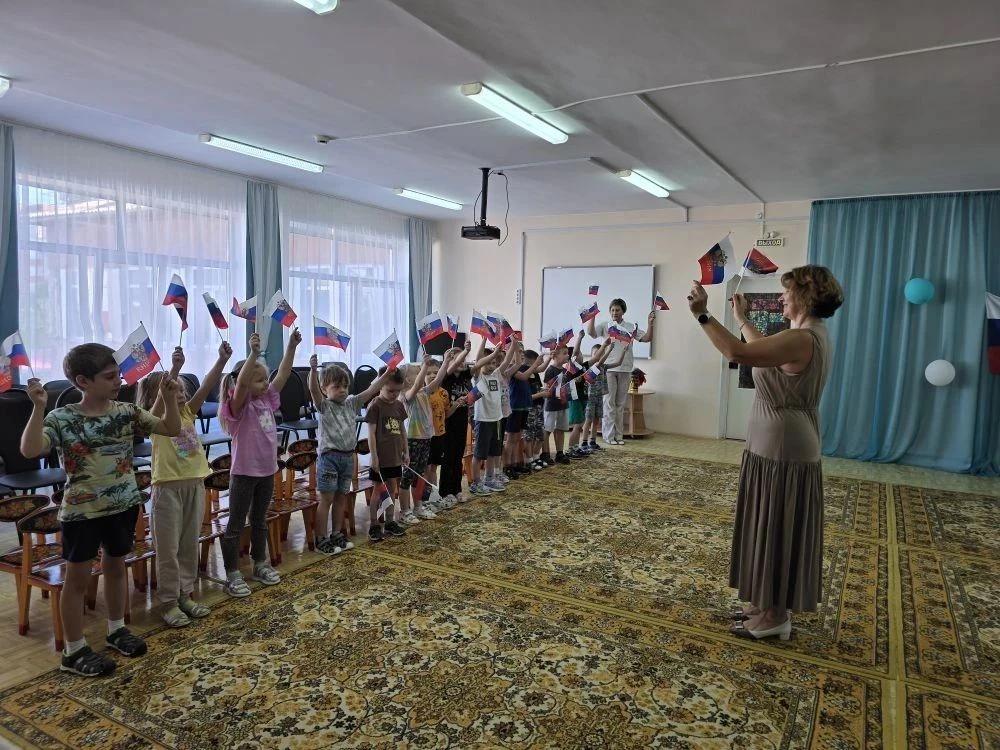 Сегодня, 11 июня, в нашем саду был организован праздник, посвящённый Дню России, — это увлекательное