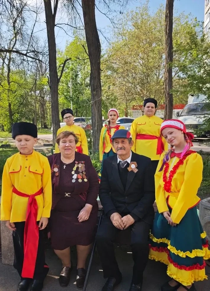 Это замечательное и очень важное событие! Участие школьного хора в поздравлении ветеран...