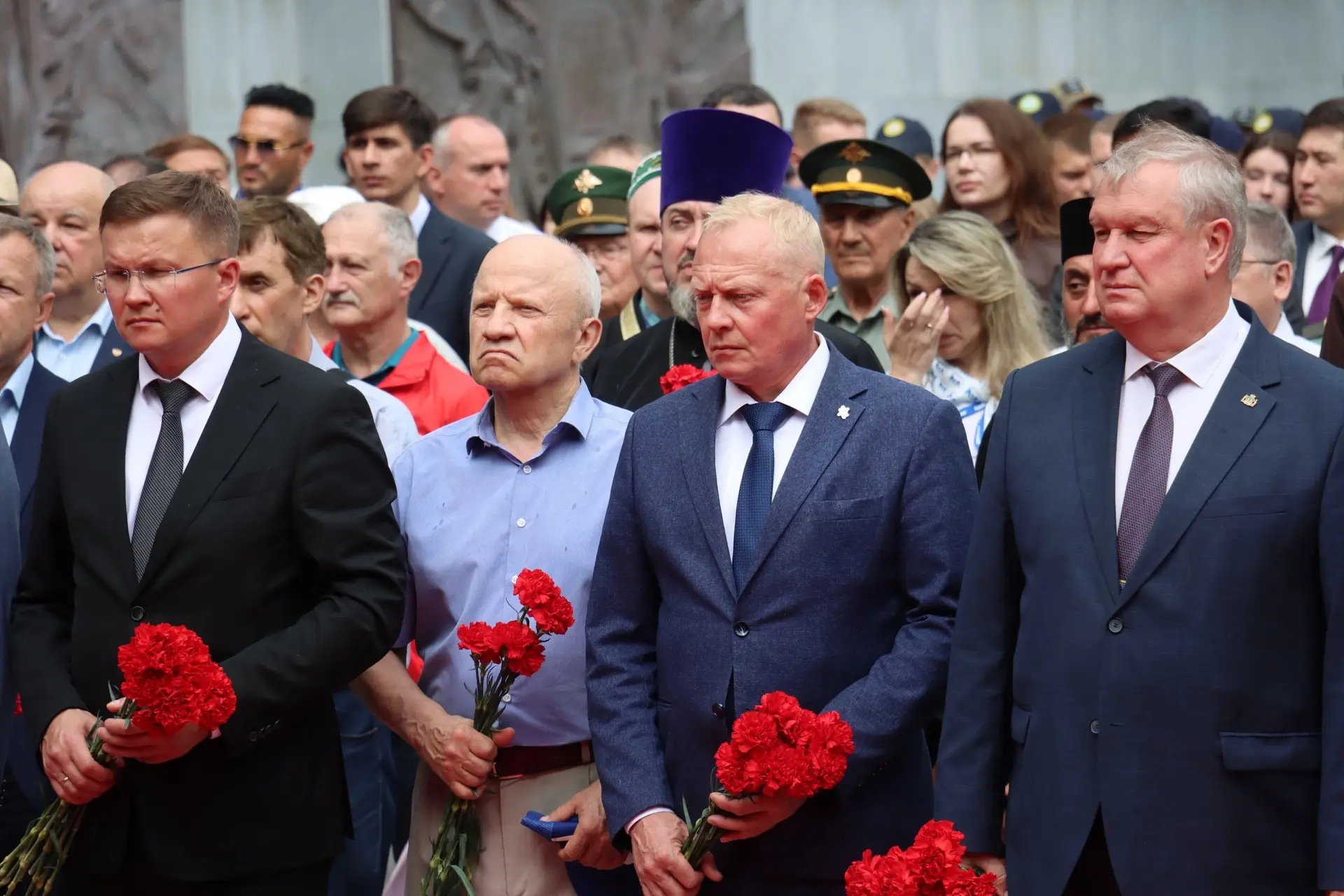 Орджоникидзевцы почтили память героев Великой Отечественной войны на Широкореченском мемориале

Торж