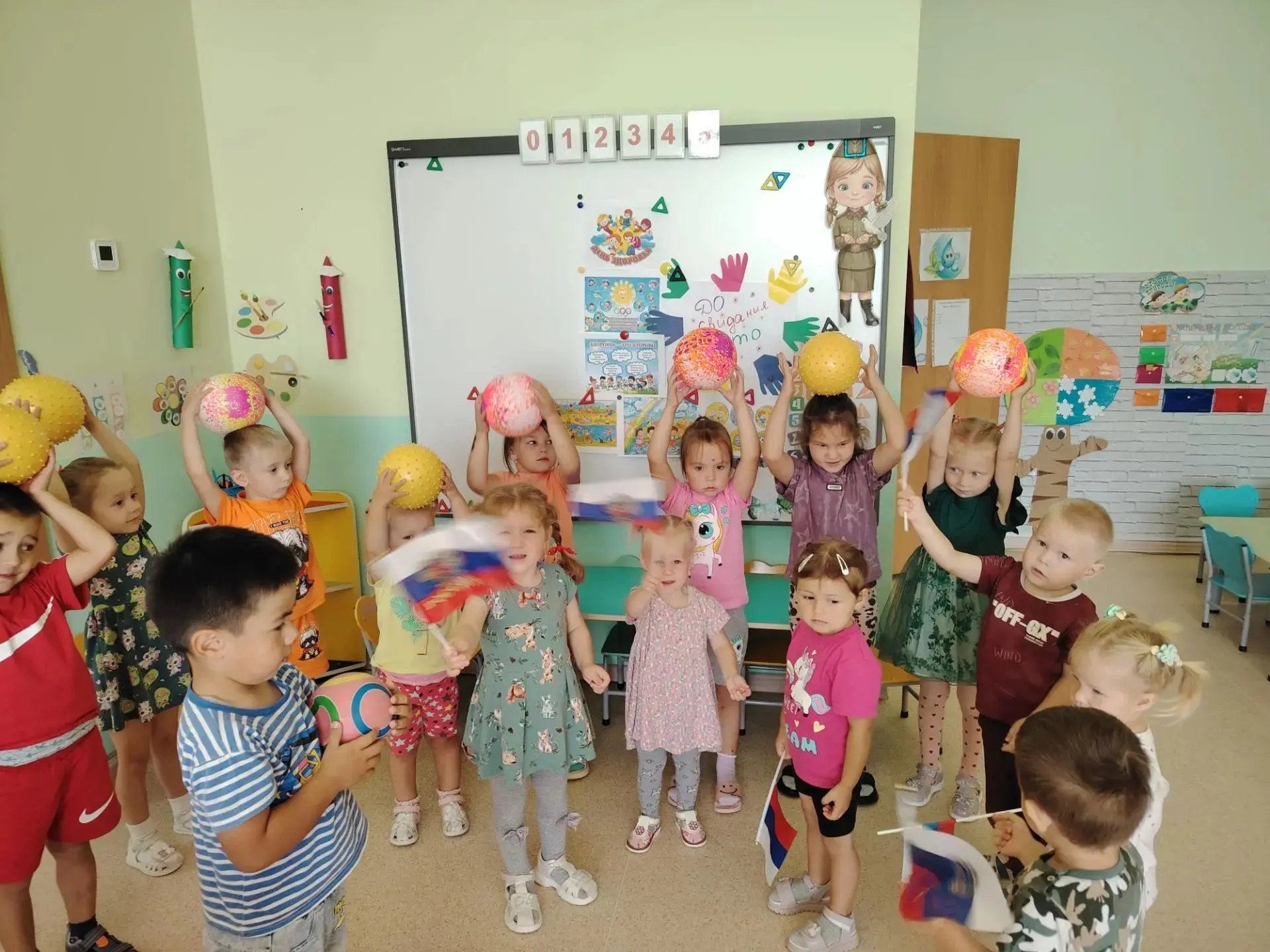 Игра с мячом и флажком "До свидания лето"👋👋👋