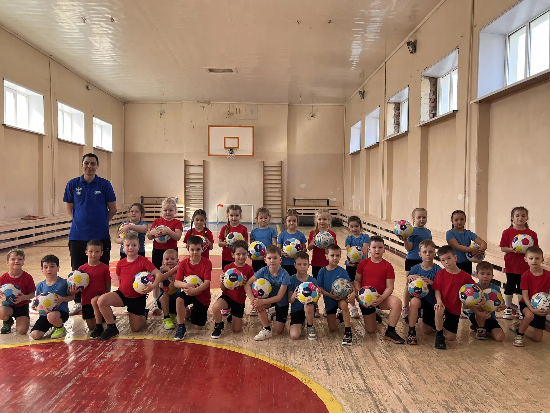 ⚽️  Когда учитель физкультуры — лучший друг для малышей!

Кто сказал, что футбол — это только для ст