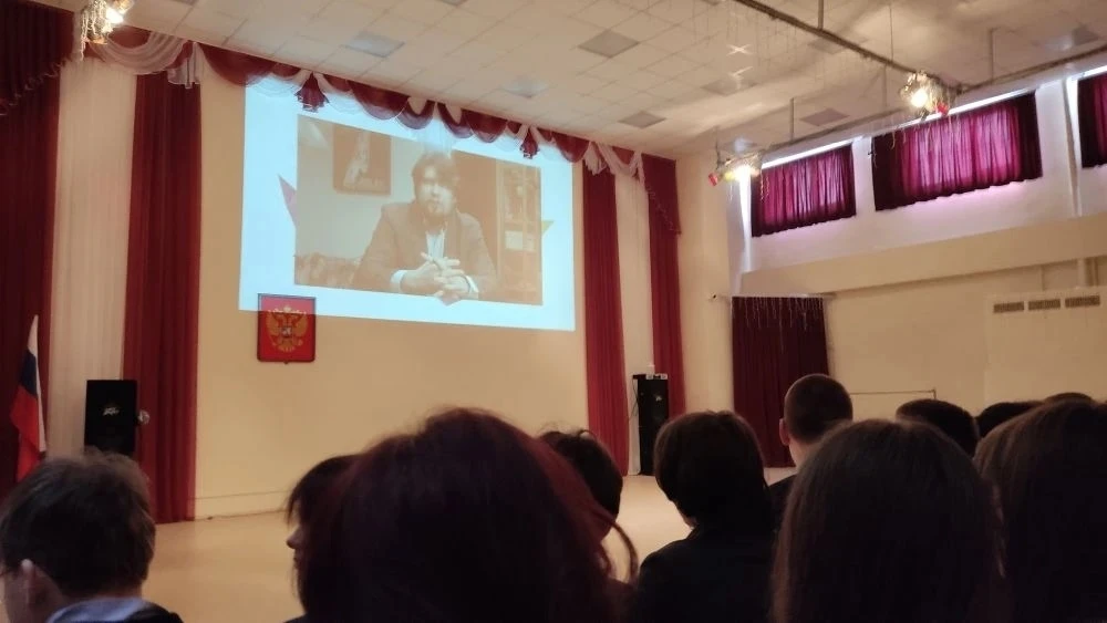 🇷🇺С Днём Воссоединения Крыма с Россией!  📍Сегодня ученики восьмого и шестого класса нашей школы смот