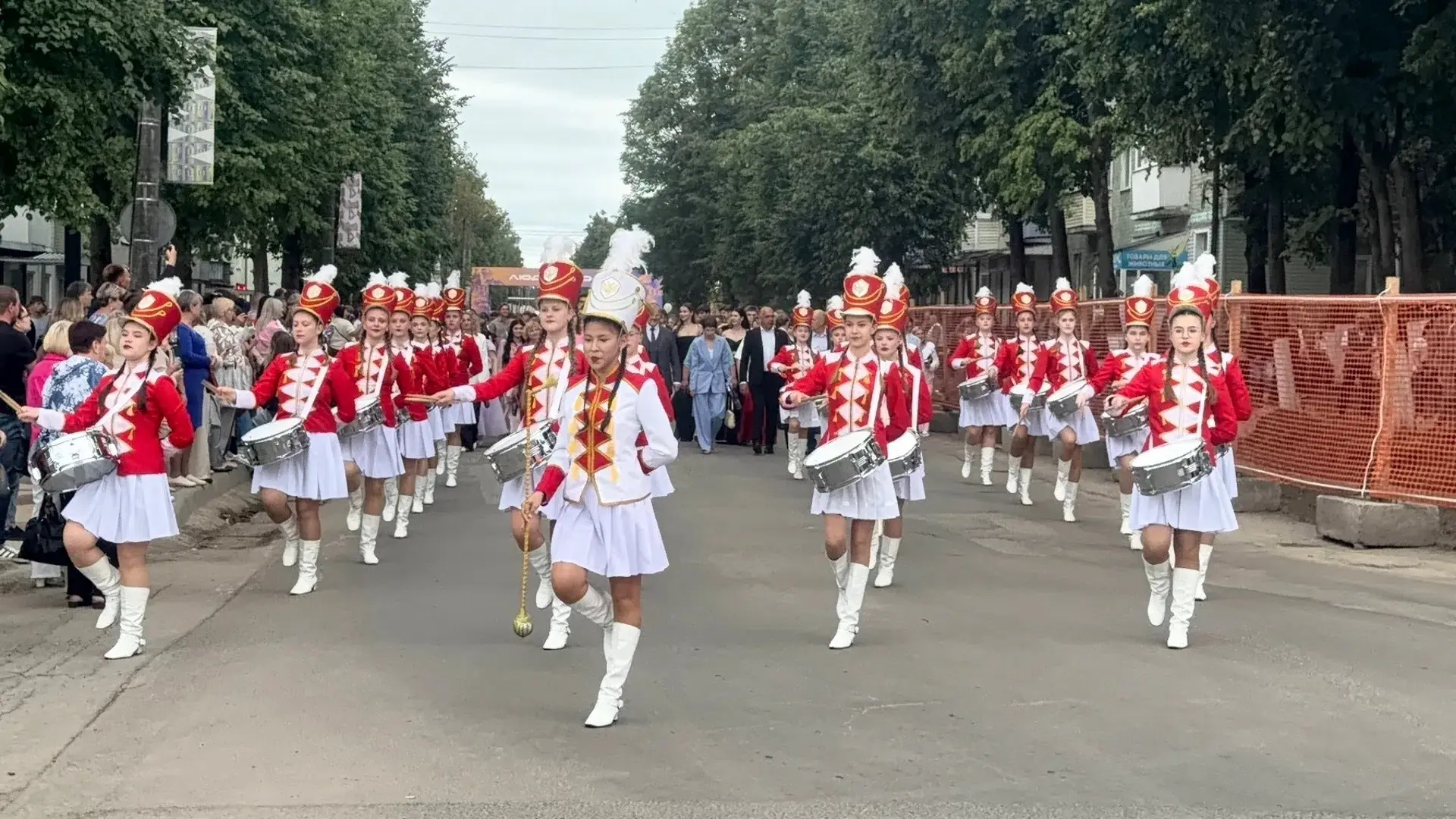🎉 Парад выпускников в нашем городе — праздник, который запомнится надолго! 🎉

✅Сегодня весь город 