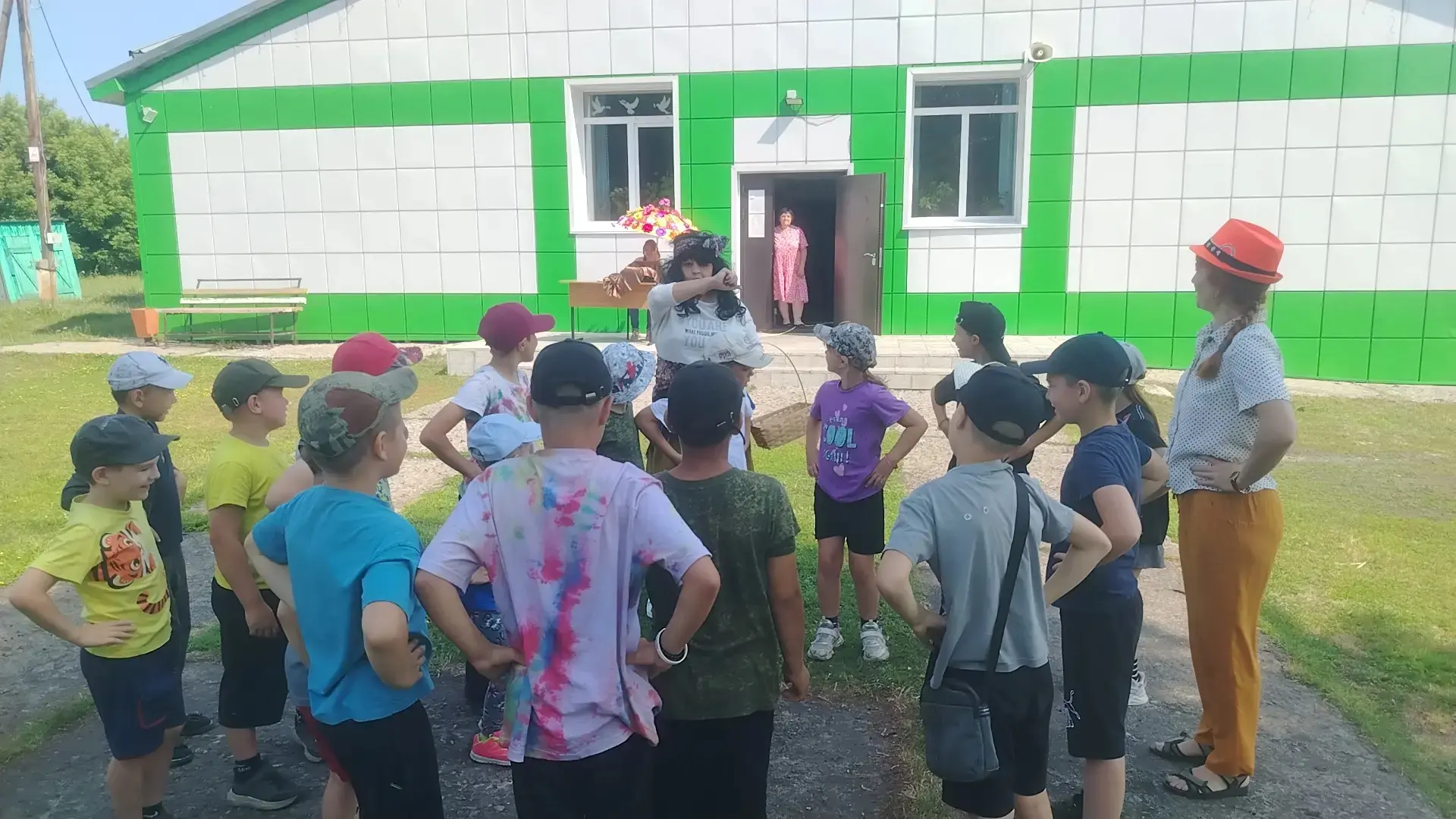 🏡17 июня ребята детского летнего пришкольного лагеря "Улыбка" после гимна, зарядки и завтрака занял