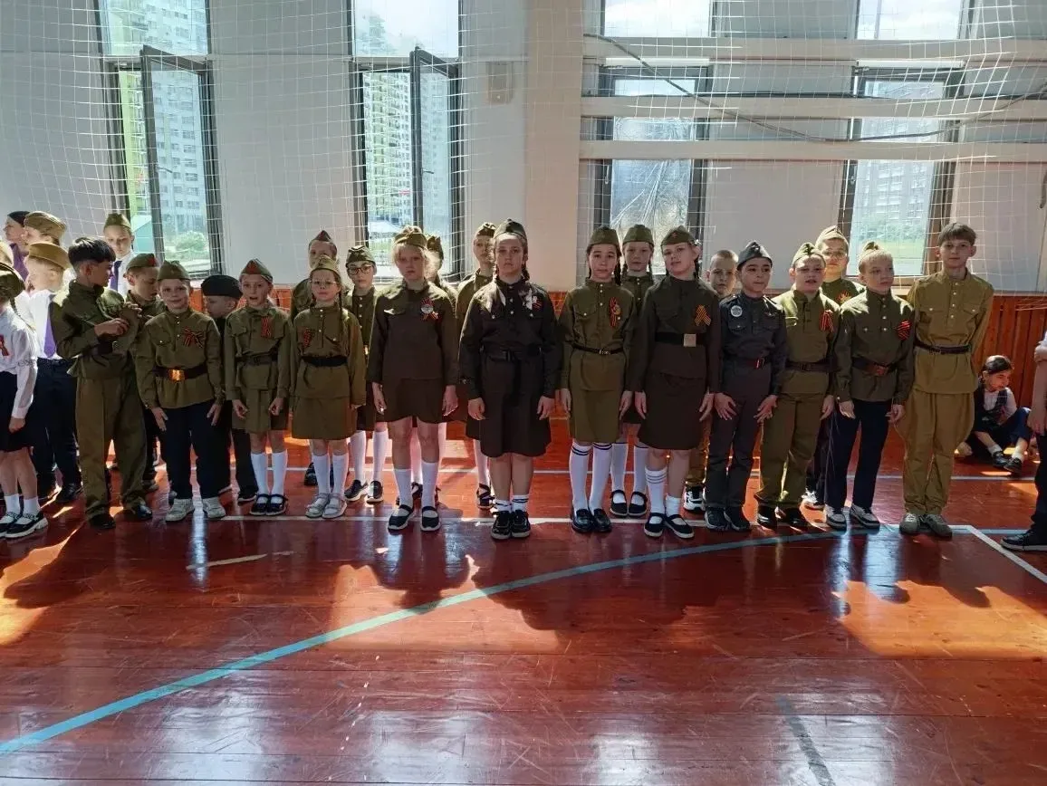 Ни шагу назад, только вперёд! 🎖️  22 мая в нашей школе прошёл конкурс «Смотр строя и песни», и 3 «Е»