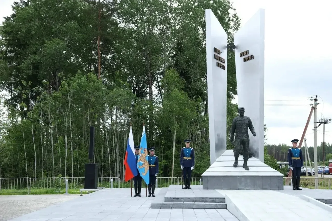Сотрудники УФК по Псковской области приняли участие в торжественной церемонии открытия мемориального