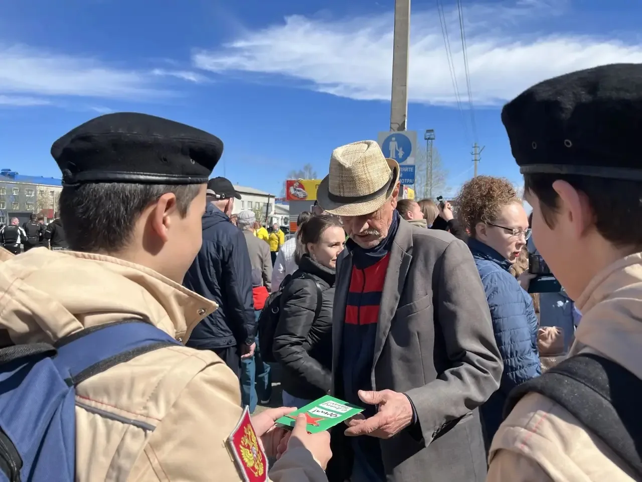 📍Гимназисты-активисты движения «Первых», а также участники военно-патриотического клуба «Честь имею»