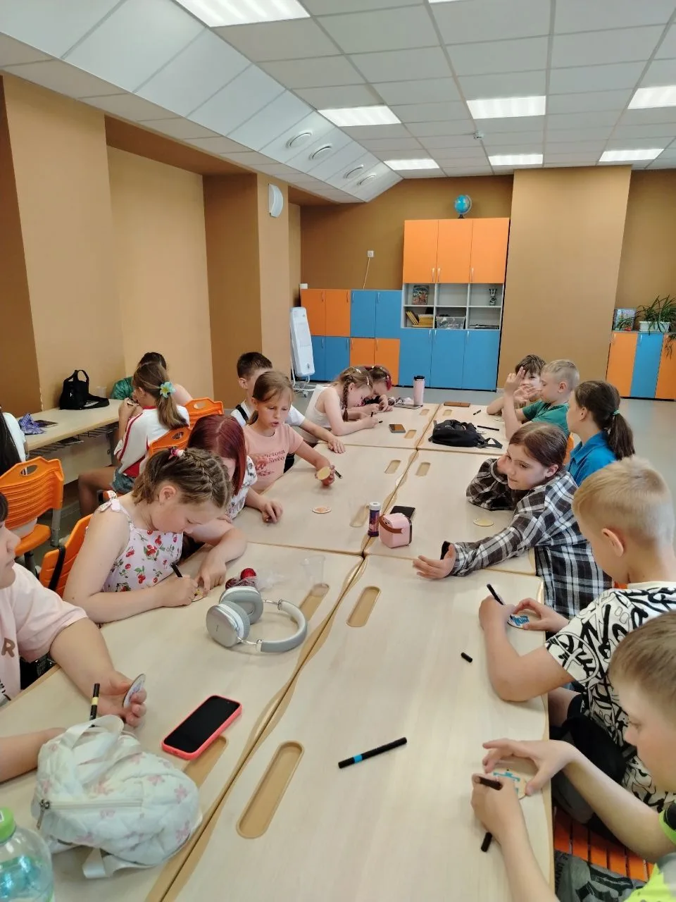 🐰 Ньютон снова в деле. Сегодня — 23 школа "Созвучие" 
Зайчик Ньютон сегодня с утра собирался в Кита