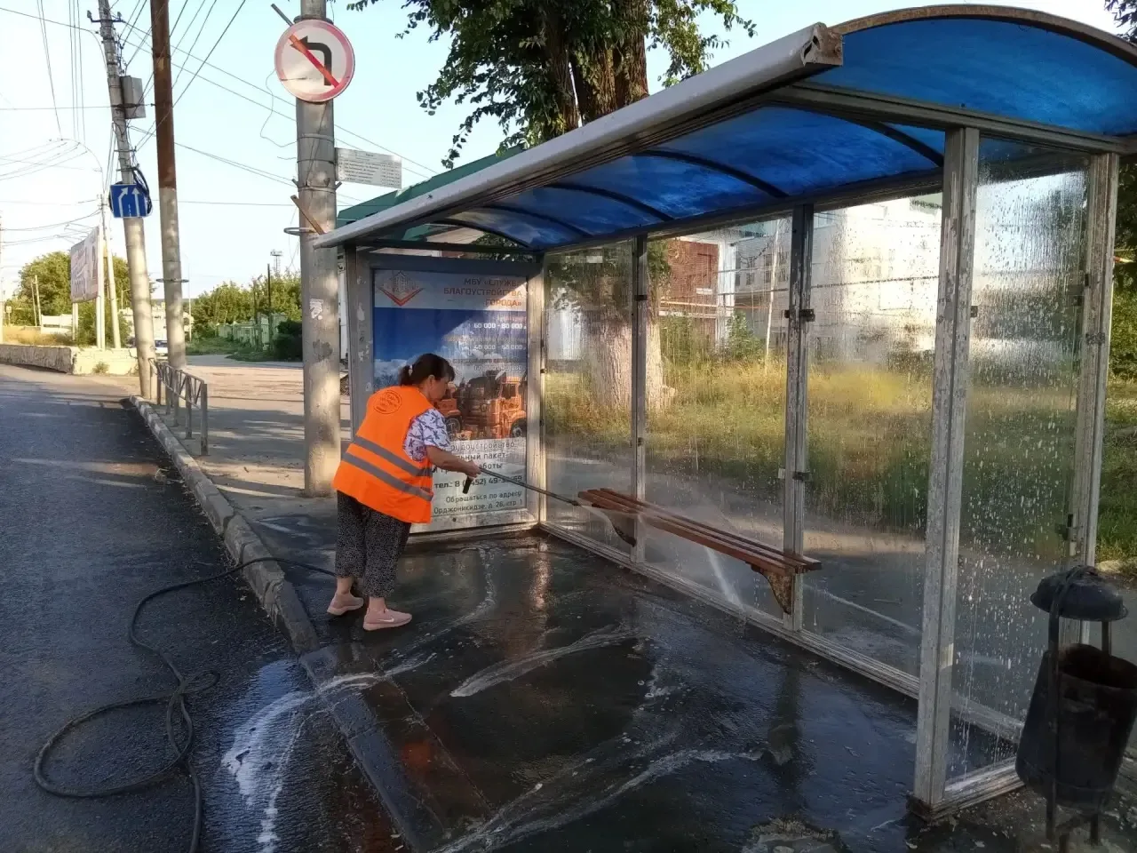 🔄 Работы по благоустройству нашего района ведутся на постоянной основе

💧Мойка остановочных павиль
