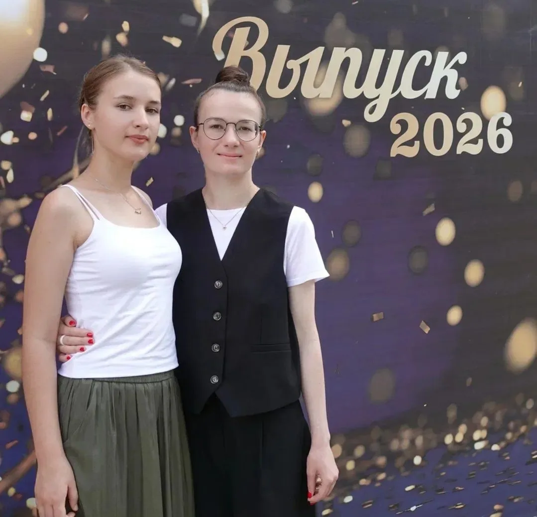 9 «Б», финишная прямая пройдена! ✨

Сданы все экзамены, получены аттестаты, а значит — самое время в